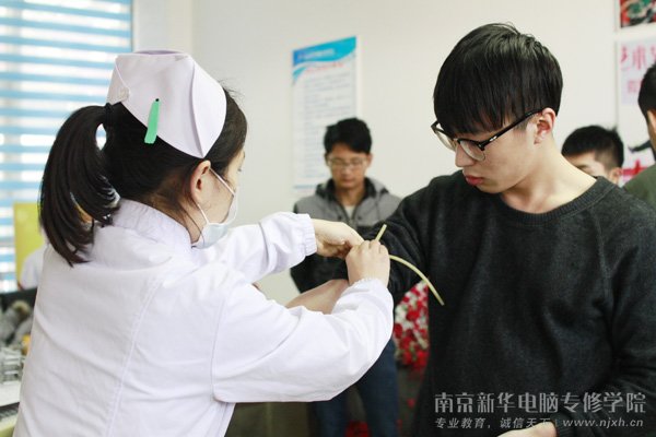 南京新华学子用“热血”见证青春